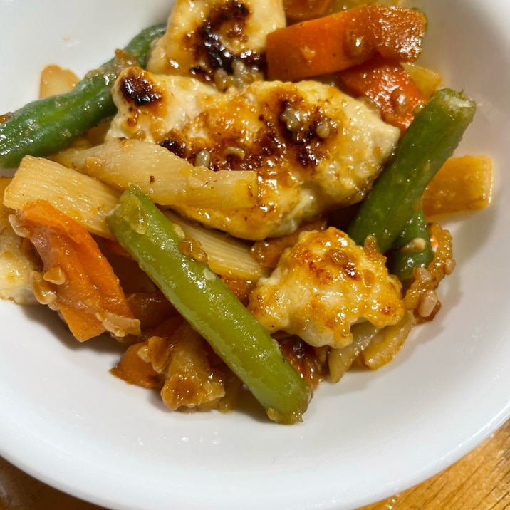 鶏むね肉と中華野菜の黒酢醤油麹炒め